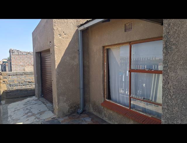 6 BEDROOM HOUSE FOR SALE IN TSAKANE EXT 12
